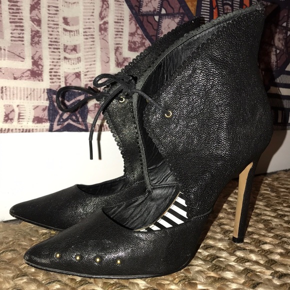 Betsey Johnson. Black leather pumps - Picture 1 of 5